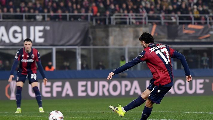 BOLOGNA, ITALY - FEBRUARY 26: Joao Mario of Bologna scores his team's first goal during the UEFA Europa League 2025/26 Knockout Play-off Second Leg match between Bologna FC 1909 and SK Brann at Stadio Renato Dall'Ara on February 26, 2026 in Bologna, Italy. (Photo by Alessandro Sabattini/Getty Images) Bologna-Brann, i voti del Carlino- immagine 1