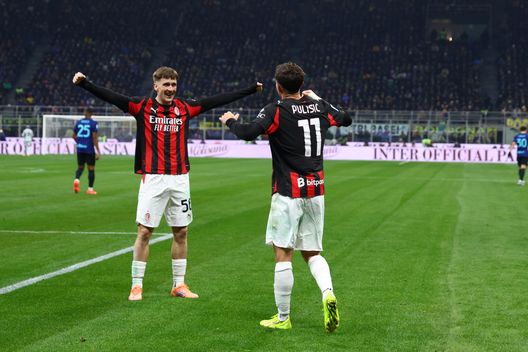 MILAN, ITALY - NOVEMBER 23: Christian Pulisic of AC Milan celebrates after scoring his team's first goal with teammate Alexis Saelemaekers during the Serie A match between FC Internazionale and AC Milan at Giuseppe Meazza Stadium on November 23, 2025 in Milan, Italy. (Photo by Giuseppe Cottini/AC Milan via Getty Images) Fantacalcio, 12a giornata: ecco i migliori undici del weekend di Serie A- immagine 2