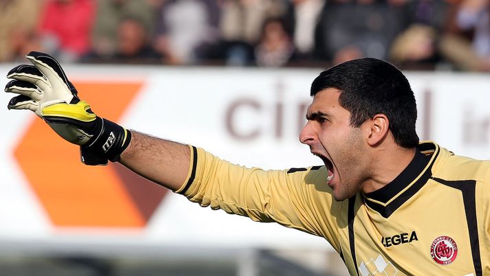 LIVORNO, ITALY - MARCH 14: Moedim Rubinho of AS Livorno Calcio in action during the Serie A match between AS Livorno Calcio and AS Roma at Stadio Armando Picchi on March 14, 2010 in Livorno, Italy. (Photo by Gabriele Maltinti/Getty Images) Rubinho avvisa la Fiorentina su De Gea: “Paratici pensaci, non è mica eterno” - immagine 1