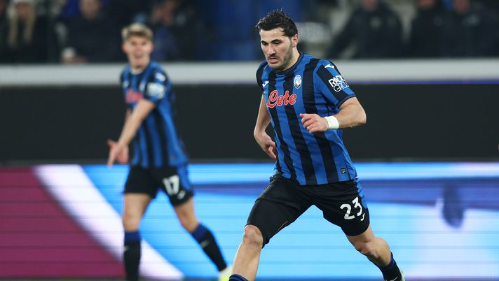 BERGAMO, ITALY - FEBRUARY 18: Sead Kolasinac of Atalanta BC runs with the ball during the UEFA Champions League 2024/25 League Knockout Play-off second leg match between Atalanta BC and Club Brugge KV at Gewiss Stadium on February 18, 2025 in Bergamo, Italy. (Photo by Francesco Scaccianoce/Getty Images) Kolasinac operato al ginocchio: stagione finita. Out per Atalanta-Roma - immagine 1