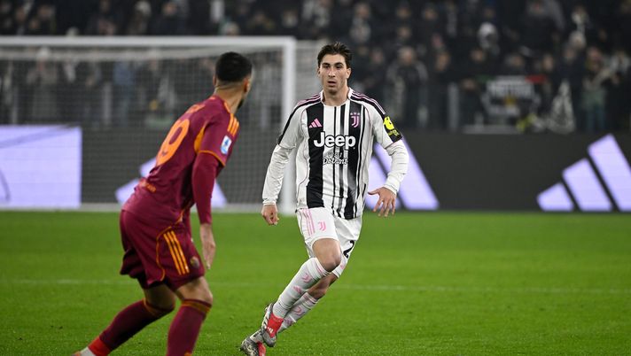 TURIN, ITALY - DECEMBER 20: Fabio Miretti of Juventus controls the ball during the Serie A match between Juventus FC and AS Roma at Juventus Stadium on December 20, 2025 in Turin, Italy. (Photo by Filippo Alfero - Juventus FC/Juventus FC via Getty Images) Carlino – Mercato rossoblù in fermento: piacciono Fazzini e Miretti- immagine 1