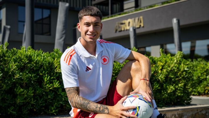 ROME, ITALY - JULY 29: In this image release on July 30, 2024, AS Roma Unveil New Signing Matias Soule during his first day at Centro Sportivo Fulvio Bernardini on July 29, 2024 in Rome, Italy. (Photo by Fabio Rossi/AS Roma via Getty Images) Soulé: “Perché ho scelto la 18, cosa mi hanno detto Dybala e Paredes, De Rossi e il ruolo…” - immagine 1