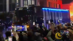 Arriva il pullman dell’Inter a San Siro, i tifosi nerazzurri incoraggiano i giocatori