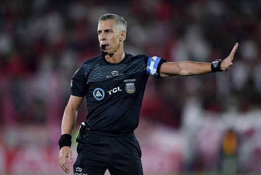 L'arbitro Hernan Mastrangelo durante una partita tra Huracan e Boca Juniors allo stadio Tomas Adolfo Duco (Foto di Marcelo Endelli/Getty Images)