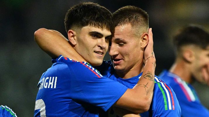 Francesco Camarda (attaccante AC Milan), qui con la maglia dell'Italia Under 21 insieme a Bartesaghi | Milan News (Getty Images) Serata importante per i giovani del Milan: esordio con l'Italia per Bartesaghi e Camarda