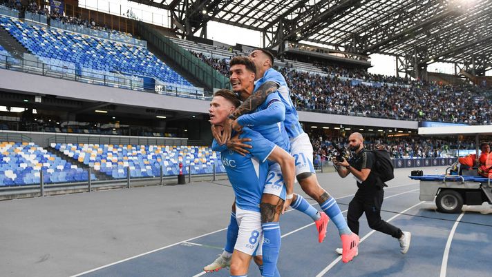 NAPOLI, ITALY - OCTOBER 04: SSC Napoli player Scott McTominay celebrates his goal with Giovanni Di Lorenzo, Matteo Politano and the team during the Serie A match between SSC Napoli and Como FC at Diego Armando Maradona Stadium on October 04, 2024 in Napoli, Italy. (Photo by SSC Napoli/Getty Images) stadio maradona