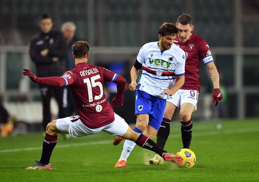 TURIN, ITALY - NOVEMBER 30: Bartosz Bereszynski of U.C. Sampdoria battles for possession with Cristian Ansaldi of Torino F.C. and Andrea Belotti of Torino F.C. during the Serie A match between Torino FC and UC Sampdoria at Stadio Olimpico di Torino on November 30, 2020 in Turin, Italy. Sporting stadiums around Italy remain under strict restrictions due to the Coronavirus Pandemic as Government social distancing laws prohibit fans inside venues resulting in games being played behind closed doors. (Photo by Valerio Pennicino/Getty Images)