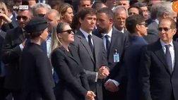VIDEO Morte Berlusconi, i figli salutano e ringraziano la folla al Duomo di Milano