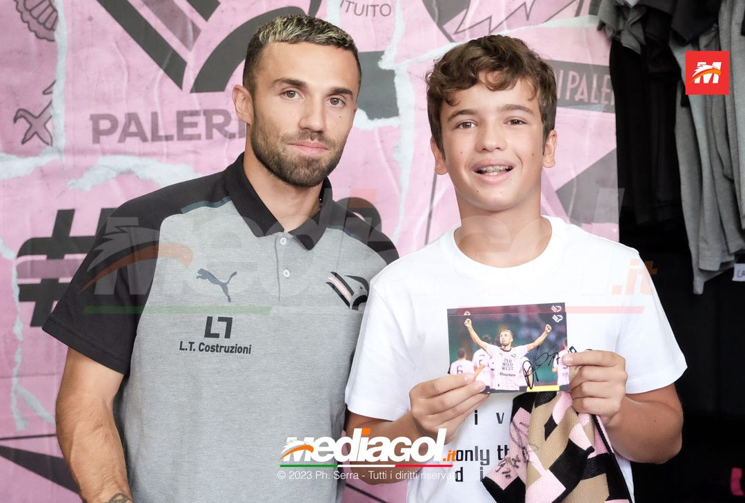 FOTO PALERMO: Federico Di Francesco scatta selfie con i tifosi allo store (GALLERY)- immagine 1