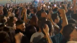 Piazza del Plebiscito è una bolgia, i tifosi intonano il coro “Sarò con te”