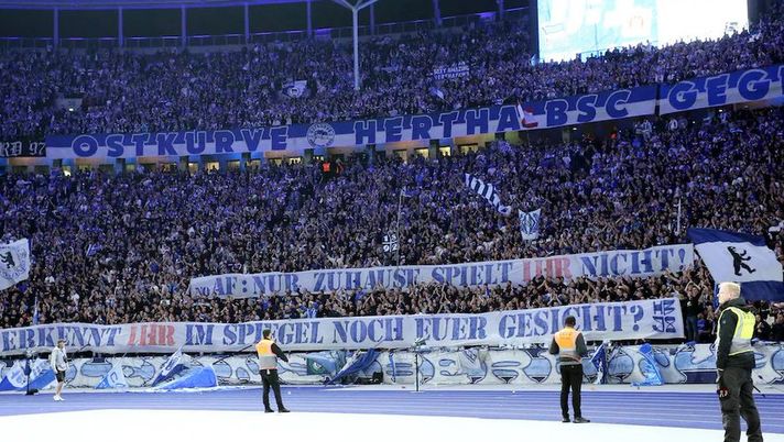 Berlino, il derby degli striscioni: “Andate in Champions e poi dovete giocare nel nostro stadio…” - immagine 1