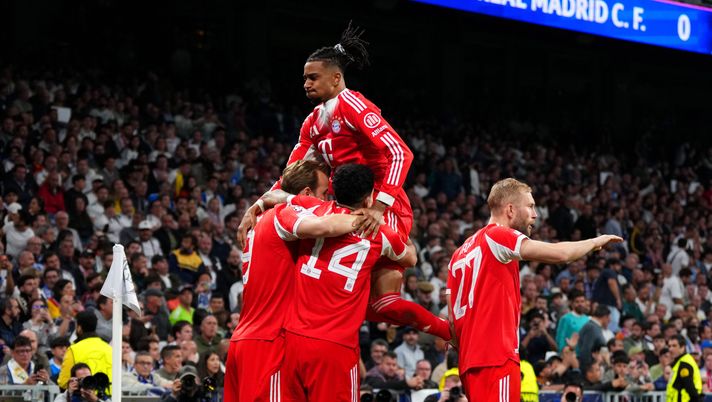 MADRID, SPAIN - APRIL 07: Harry Kane of FC Bayern Munich celebrates scoring his team's second goal with teammates Michael Olise and Luis Diaz during the UEFA Champions League 2025/26 Quarter-Final First Leg match between Real Madrid CF and FC Bayern München at Estadio Santiago Bernabeu on April 07, 2026 in Madrid, Spain. (Photo by Aitor Alcalde/Getty Images) Champions League, il Bayern vince 2-1 al Bernabeu: Zaragoza spettatore dal divano - immagine 1