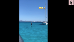 Milan, Theo Hernandez si rilassa tra surf e birra | VIDEO