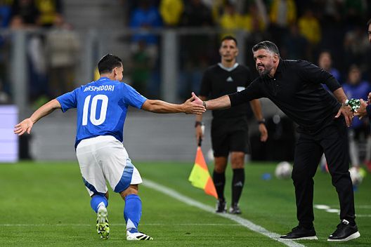 Giacomo Raspadori festeggia il suo gol con Gennaro Gattuso durante la partita di qualificazione alla Coppa del Mondo FIFA 2026 tra Italia ed Estonia allo Stadio di Bergamo, il 5 settembre 2025 a Bergamo, Italia. (Foto di Image Photo Agency/Getty Images) Italia, i convocati di Gattuso per l’ultimo turno delle qualificazioni al Mondiale- immagine 4