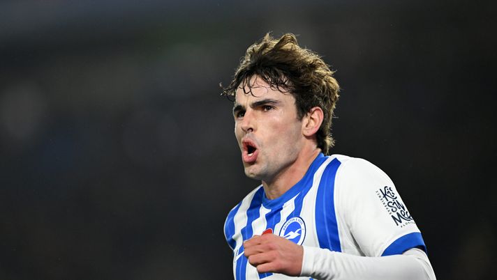 BRIGHTON, ENGLAND - NOVEMBER 09: Matt O'Riley of Brighton & Hove Albion celebrates scoring his team's second goal during the Premier League match between Brighton & Hove Albion FC and Manchester City FC at Amex Stadium on November 09, 2024 in Brighton, England. (Photo by Mike Hewitt/Getty Images) Roma caccia al centrocampista da doppia cifra: da O’Riley a Mijnans e Milambo - immagine 1