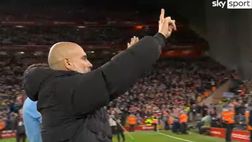 VIDEO / I tifosi del Liverpool lo sfottono, Guardiola risponde alla Mourinho col ‘6’