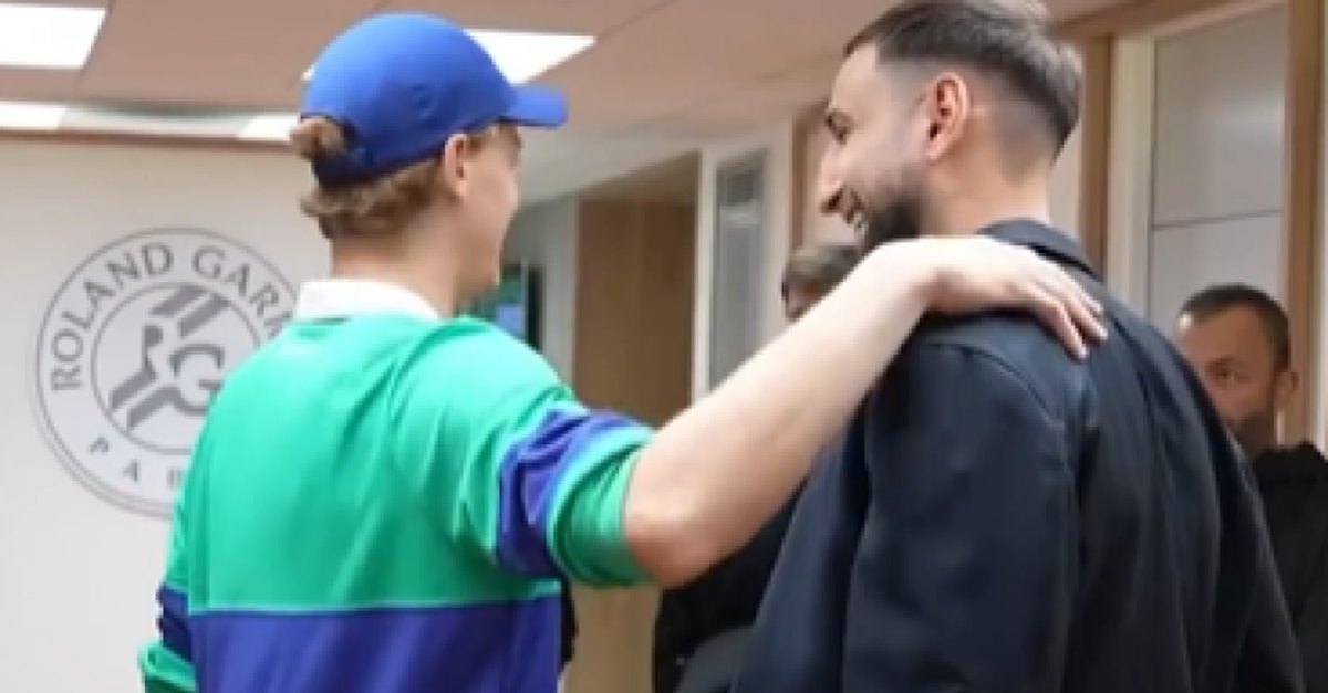 Sinner incontra Donnarumma a Parigi: quante risate tra i due | VIDEO