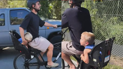 Che tenerezza Ciro Mertens, dorme in sella alla bici con papà Dries!