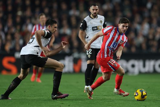 VALENCIA, SPAGNA - 22 FEBBRAIO: Julian Alvarez dell'Atletico de Madrid corre con la palla durante la partita di LaLiga tra Valencia CF e Atletico de Madrid allo Stadio Mestalla il 22 febbraio 2025 a Valencia, Spagna. (Foto di Clive Brunskill/Getty Images) Valencia, febbre da “sabato sera”: tornano le mascherine- immagine 2