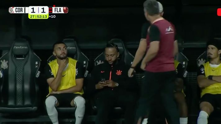 Depay usa il cellulare in panchina e poi si difende: “Ci tengo a precisare che stavo…” - immagine 1