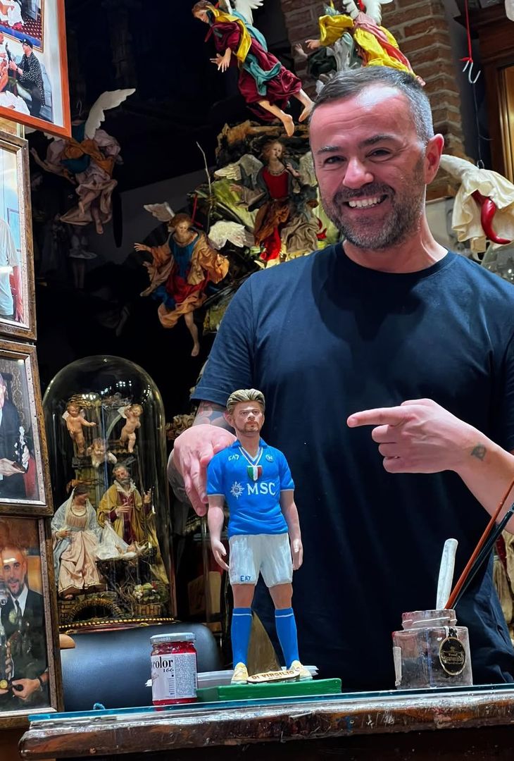 È già De Bruyne mania, arriva la statuina a San Gregorio Armeno – LA FOTOGALLERY - immagine 6