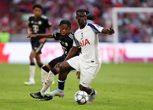 Yves Bissouma in azione con il Tottenham questa estate nell'amichevole contro il Bayern Monaco. Il maliano è stato messo fuori rosa prima dell'inizio della stagione. (Foto di Jasmin Walter/Getty Images).