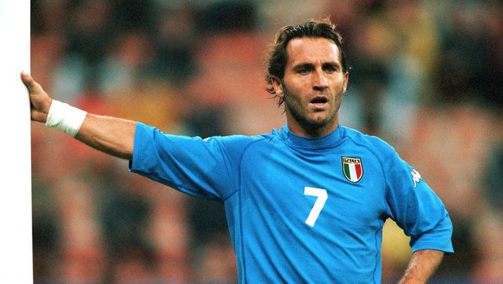 MILAN, ITALY - OCTOBER 07: WM QUALIFIKATION 2000, Mailand; ITALIEN - RUMAENIEN (ITA - ROM) 3:0; Angelo DI LIVIO/ITA (Photo by Michael Kienzler/Bongarts/Getty Images) Di Livio senza dubbi: “Per me il Milan è la candidata numero uno per la Serie A” - immagine 1