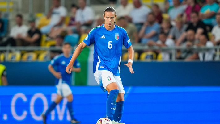 DUNAJSKA STREDA, SLOVAKIA - JUNE 22: Daniele Ghilardi of U21 Italy controls the ball during the UEFA European Under-21 Championship 2025 Quarter-Final match between Germany and Italy at DAC Arena on June 22, 2025 in Dunajska Streda, Slovakia. (Photo by Christian Hofer/Getty Images) Ghilardi e Wesley all’ultimo metro - immagine 1