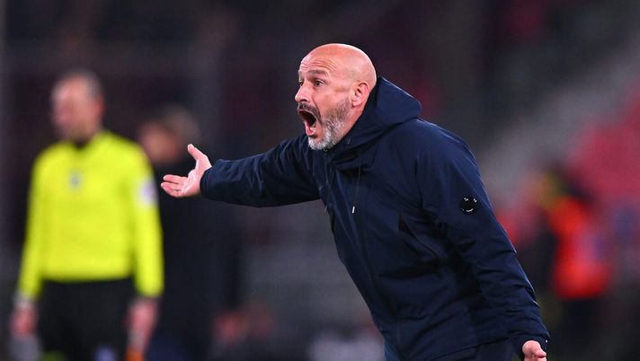 BOLOGNA, ITALY - DECEMBER 30: Vincenzo Italiano, Head Coach of Bologna shouts out instructions during the Serie A match between Bologna and Verona at Stadio Renato Dall'Ara on December 30, 2024 in Bologna, Italy. (Photo by Alessandro Sabattini/Getty Images) Italiano: “Espulsione esagerata, partita stregata” - immagine 1