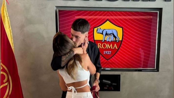 Soulé, il bacio a Trigoria con la fidanzata e la dolce dedica: “Il meglio per te” Soulé, il bacio a Trigoria con la fidanzata e la dolce dedica: “Il meglio per te” - immagine 1