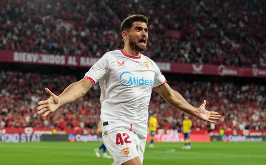 Pascual esulta dopo la rete decisiva al Las Palmas nella sfida di ieri sera (Foto di Aitor Alcalde/Getty Images) Siviglia, salvezza ad un passo: le combinazioni favorevoli ai biancorossi- immagine 2