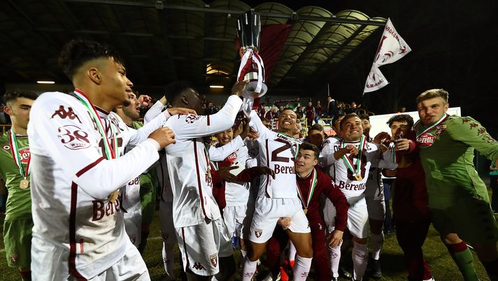 SESTO SAN GIOVANNI, ITALY - FEBRUARY 20: Torino FC players celebrates a victory at the end of the Supercoppa Primavera match between FC Internazionale U19 and Torino FC U19 at Stadio Breda on February 20, 2019 in Sesto San Giovanni, Italy. (Photo by Marco Luzzani/Getty Images for Lega Serie A) Primavera, giro d’onore con la Supercoppa all’Olimpico prima di Torino-Atalanta - immagine 1
