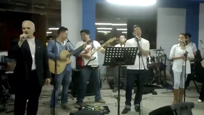 VIDEO Nel 2014 in Perù Papa Leone XIV cantò “Feliz Navidad” con la band! - immagine 1