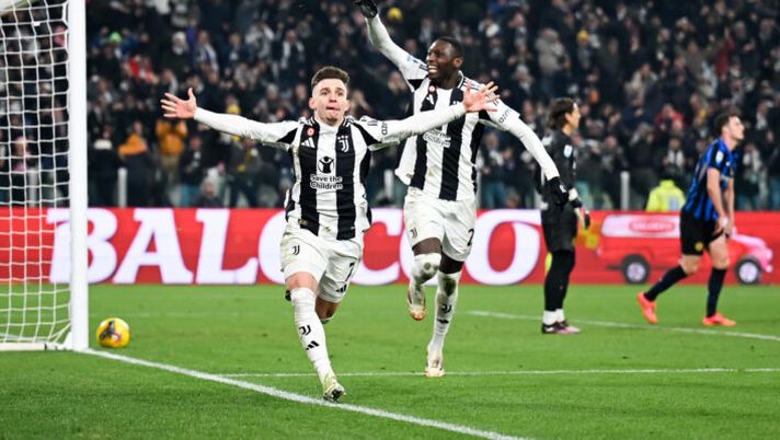 TURIN, ITALY - FEBRUARY 16: Francisco Conceicao of Juventus celebrates after scoring his team's first goal with teammate Randal Kolo Muani during the Serie A match between Juventus and FC Internazionale at Juventus Stadium on February 16, 2025 in Turin, Italy. (Photo by Daniele Badolato - Juventus FC/Juventus FC via Getty Images) Gazzetta, Conceicao il migliore in campo: stesso voto anche per Kolo Muani - immagine 1