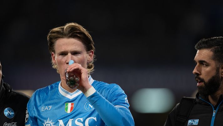 NAPLES, ITALY - JANUARY 28: Scott Mctominay of SSC Napoli takes on refreshment as he is treated for an injury during the UEFA Champions League 2025/26 League Phase MD8 match between SSC Napoli and Chelsea FC at Stadio Diego Armando Maradona on January 28, 2026 in Naples, Italy. (Photo by SSC NAPOLI/SSC NAPOLI via Getty Images) McTominay, Giovane può concedergli un turno di riposo? Come cambia il Napoli - immagine 1