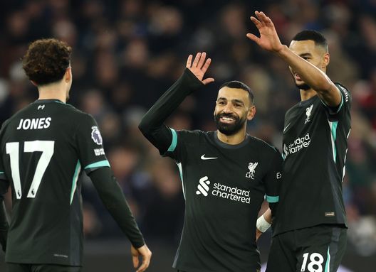 Mohamed Salah del Liverpool festeggia il terzo gol della sua squadra con i compagni Cody Gakpo e Curtis Jones durante la partita di Premier League tra West Ham United FC e Liverpool FC al London Stadium il 29 dicembre 2024 a Londra, Inghilterra. (Foto di Richard Pelham/Getty Images) Liverpool