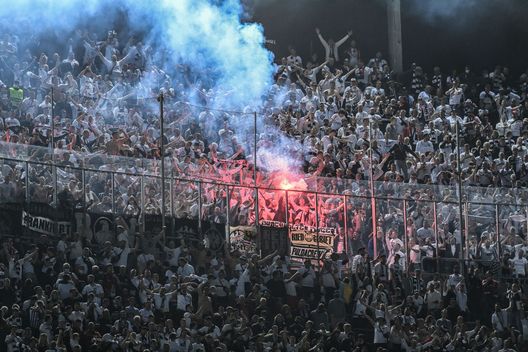 I tifosi dell'Eintracht Frankfurt durante la partita dei quarti di finale della UEFA Europa League tra Barcelona ed Eintracht giocata al Camp Nou il 14 aprile 2022. (Photo by David Ramos/Getty Images) Barcellona-Eintracht, niente tifosi ospiti: biglietti a disposizione solo per i soci blaugrana- immagine 2