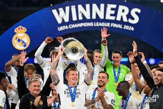 LONDRA, INGHILTERRA - 1 GIUGNO: Toni Kroos del Real Madrid solleva il trofeo della UEFA Champions League dopo la vittoria della sua squadra durante la finale della UEFA Champions League 2023/24 tra Borussia Dortmund e Real Madrid CF allo stadio di Wembley, il 1 giugno 2024 a Londra, Inghilterra. (Foto di Justin Setterfield/Getty Images) Real Madrid, Toni Kroos torna al Bernabeu: un nuovo riconoscimento per l’ex centrocampista- immagine 2
