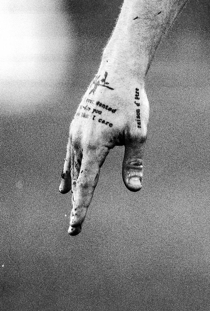 La frustrazione per il pareggio subito al primo tiro in porta e l'emozione di riuscire a portare i tre punti a casa a tempo scaduto: due facce della stessa medaglia che compongono il riassunto 'in bianco e nero' di Hellas Verona-Napoli realizzato dall'admin dell'account Instagram della compagine partenopea.