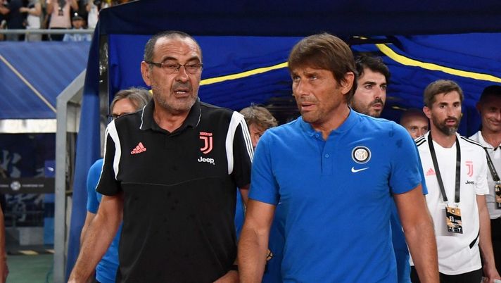 NANJING, CHINA - JULY 24: Head coach FC Internazionale Antonio Conte reacts and head coach Juventus Maurizio Sarri chat prior to the International Champions Cup match between Juventus and FC Internazionale at the Nanjing Olympic Center Stadium on July 24, 2019 in Nanjing, China. (Photo by Claudio Villa - Inter/FC Internazionale via Getty Images) mercato napoli