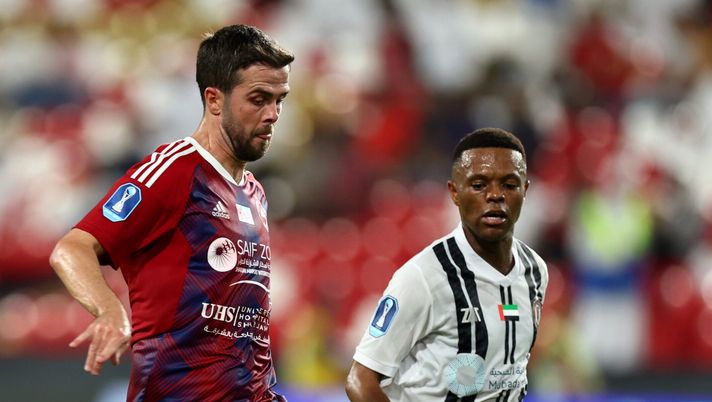 ABU DHABI, UNITED ARAB EMIRATES - MAY 18: Miralem Pjanic of Sharjah controls the ball during the ADIB Cup Semi-Final match between Al Jazira FC and Sharjah FC on May 18, 2023 in Abu Dhabi, United Arab Emirates. (Photo by Francois Nel/Getty Images) Calciomercato, rimangono le occasioni a zero. Da Pjanic a Insigne: gli svincolati - immagine 1