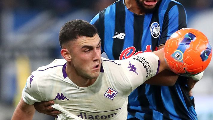 BERGAMO, ITALY - NOVEMBER 30: Roberto Piccoli of Fiorentina is challenged by Isak Hien of Atalanta BC during the Serie A match between Atalanta BC and ACF Fiorentina at Gewiss Stadium on November 30, 2025 in Bergamo, Italy. (Photo by Marco Luzzani/Getty Images) Atalanta-Fiorentina, una viola in terapia intensiva - immagine 1