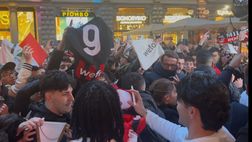 Milan, tifosi in delirio allo store per Gimenez e Felix | PM Video