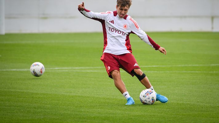 BURTON UPON TRENT, ENGLAND - AUGUST 07: AS Roma player Tommaso Baldanzi during a training session at St George's Park on August 07, 2024 in Burton upon Trent, England. (Photo by Fabio Rossi/AS Roma via Getty Images) Energia Baldanzi per il rilancio - immagine 1