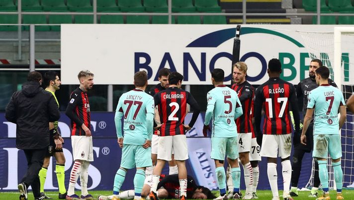 MILAN, ITALY - JANUARY 09: Sandro Tonali of A.C. Milan is surrounded by players as he reacts before being stretched off with an injury during the Serie A match between AC Milan and Torino FC at Stadio Giuseppe Meazza on January 09, 2021 in Milan, Italy. Sporting stadiums around Italy remain under strict restrictions due to the Coronavirus Pandemic as Government social distancing laws prohibit fans inside venues resulting in games being played behind closed doors. (Photo by Marco Luzzani/Getty Images) Le pagelle di Milan-Torino 2-0: Belotti stanco e senza adeguato supporto- immagine 1