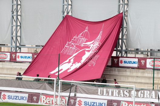 Grande Torino: la Mole Antonelliana e i ponti sul Po si illuminano di granata- immagine 3