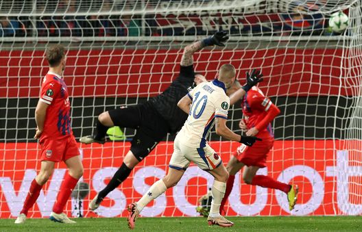 Mykhaylo Mudryk segna il secondo gol della sua squadra durante la partita tra Heidenheim e Chelsea alla Voith-Arena il 28 novembre 2024 a Heidenheim, Germania. (Foto di Alexander Hassenstein/Getty Images) Verso Betis-Chelsea: i gol più belli del percorso in Conference League- immagine 5