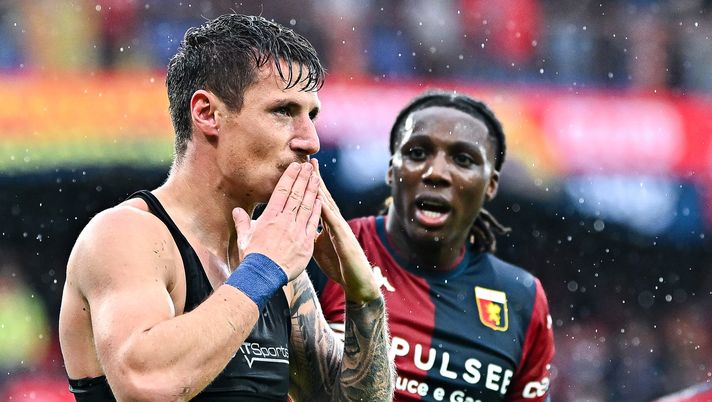 GENOA, ITALY - OCTOBER 19: Andrea Pinamonti of Genoa (left) celebrates with his team-mate Brooke Norton Cuffy after scoring his second goal during the Serie A match between Genoa and Bologna at Stadio Luigi Ferraris on October 19, 2024 in Genoa, Italy. (Photo by Simone Arveda/Getty Images) Venerato: “Voci su Pinamonti al Napoli non confermate, occhio al Villareal” - immagine 1