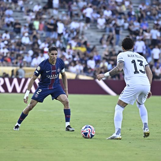 Achraf Hakimi del Psg ed Alex Telles del Botafogo. (Foto tratta da profilo X @PSG_inside) psg-botafogo-luis-enrique-stagione-mondiale-per-club-difesa-conferenza-stampa