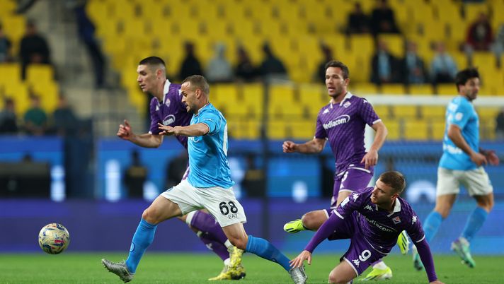 RIYADH, SAUDI ARABIA - JANUARY 18: Stanislav Lobotka of SSC Napoli is challenged by Lucas Beltran of ACF Fiorentina during the Italian EA Sports FC Supercup semifinal match between SSC Napoli and ACF Fiorentina at Al-Awwal Stadium on January 18, 2024 in Riyadh, Saudi Arabia. (Photo by Yasser Bakhsh/Getty Images) Verso il Napoli: ampia rotazione, ma non sarà una Fiorentina B - immagine 1